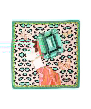 Fabricado en Italia.
  100% seda enrollada a mano.
  Llamativo estampado de leopardo verde.
  Versatil tamano cuadrado de 35 pulgadas.
  Lanzamiento limitado.
  Ideal para regalar.