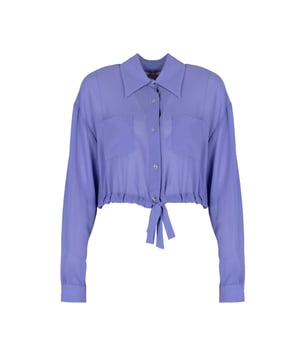 Diseño holgado y corto que proporciona comodidad y libertad de movimiento, perfecto para cualquier ocasión, desde encuentros casuales hasta salidas nocturnas.

Con cuello que añade elegancia y estilo, que combina perfectamente tanto con jeans como con faldas, creando looks versátiles.

Abotonada con botones decorativos, que no solo son prácticos, sino que también aportan un toque decorativo único, destacando el carácter individual de la prenda.

Con manga larga, que proporciona calor en los días más fríos, al mismo tiempo que añade clase y una apariencia formal.

Bajo anudado, lo que permite ajustarlo al cuerpo, destacando la cintura y añadiendo encanto a cada look.

En la parte delantera, tiene dos bolsillos que son extremadamente prácticos, permitiendo guardar pequeños objetos y añadiendo un carácter casual.

En la nuca, un detalle de la marca que demuestra la alta calidad y autenticidad del producto, añadiendo prestigio y exclusividad.

Hecha de tela de alta calidad que es suave al tacto, duradera y fácil de cuidar, garantizando comodidad todo el día.