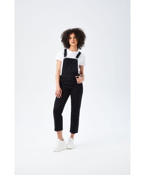 Cute and cas' our& Dixie Dungaree is a classic! Featuring front and back pockets, this straight leg dungaree deserves a place in every wardrobe! Model is 5'9.5 and wears size 8.
