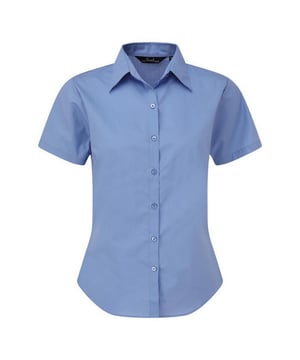 Zachte kraag styling. Afgeronde onderzijde. Uitgeruste styling met bustdarts en rugpijltjes. Easycare stof, korte mouwen. Geparelmoerde knoppen op lichtblauw en wit. Zelfkleurige knoppen op overige. Stof 65% Polyester, 35% Katoen. Gewicht 105 gsm.