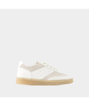 Die 6 Court Sneakers von MM6 Maison Margiela aus weißem Leder verkörpern die avantgardistische Ästhetik der Marke. Die Sneakers wurden sorgfältig entworfen und verfügen über eine klassische niedrige Silhouette, die durch subtile Details aufgewertet wird, die einen zeitgenössischen Touch verleihen. Hochwertiges Leder sorgt für lang anhaltenden Tragekomfort, während die weiße Farbpalette eine schlichte, vielseitige Ästhetik hinzufügt. Die 6 Court Sneakers von MM6 Maison Margiela sind das perfekte Accessoire für alle, die nach einer Mischung aus Minimalismus und Raffinesse suchen. Farbe: weiß - White. Hauptmaterial: gegerbtes Kalbsleder. Sohlenmaterial: Gummi. Futtermaterial: Leder. Verschluss: einfach reinschlüpfen. Form der Kappe: rund offen. Schuhe: größengerecht - Sizing: Europäisch.