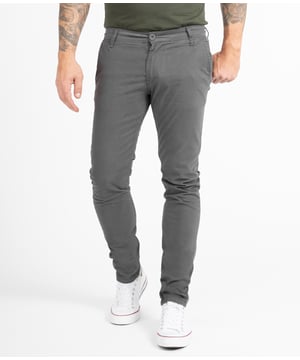 Die Chino Hosen von Indumentum eignen sich ganz ausgezeichnet für legere CasualLooks. Sie bieten eine angenehme Passform und sehen dabei auch noch richtig lässig aus. Beim gemütlichen Stadtbummel, beim Familienausflug oder in der Uni leisten die komfortablen Hosen gute Dienste. Darüber hinaus zeichnen sich die Chinos von Indumentum durch eine erstklassige Verarbeitung und eine hohe Qualität aus.