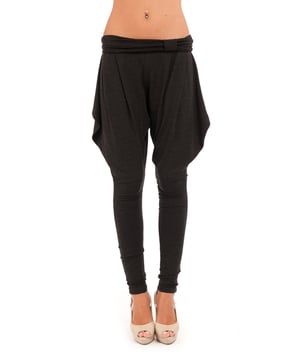 Pantalones estilo harén en jersey negro con bolsillos de viscosa y lana.