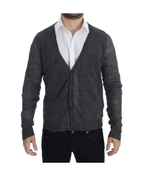 Marca: Costume National CNC  
Color: Gris  
Material: 42% Lana 40% Acrílico 18% Metal  
Modelo: Cárdigan  
Cierre: Con botones completo  
Detalles del logo  
Género: Hombre