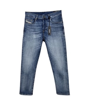 Jeans de mezclilla azul Diesel, cintura estandar, pierna conica, bragueta de botones, 98% algodon, 2% elastano, mezclilla, insignia marron grande, jeans de 5 bolsillos, jeans azules de Diesel