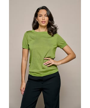Entdecken Sie die wunderschöne Kombination aus fein gestricktem Tencel und Seide. Erneuern Sie Ihre Garderobe mit dem einzigartigen Regan-Top in der Trendfarbe Grün. Das Regan-Top von Mart Visser sollte in der Sammlung jeder eleganten Frau nicht fehlen. Dieses Strickoberteil in einem wunderschönen Grünton soll sowohl Eleganz als auch Komfort bieten. Mit seiner geraden Passform und den kurzen Ärmeln, die genau auf die Hüfte fallen, zaubert das Oberteil eine schmeichelnde Silhouette. Der leichte Strick macht das Oberteil perfekt für Sommertage und ideal zum Schichten in kühleren Monaten. Das Material besteht aus einem hochwertigen Mix aus 60 % Tencel, 11 % Viskose, 24 % Polyester und 5 % Seide, der ein luxuriöses und seidig weiches Gefühl auf der Haut verleiht. Das durchbrochene Detail auf der Rückseite macht dieses Oberteil zu etwas ganz Besonderem, mit einem subtilen, aber verführerischen Design, das Ihrem Look zusätzliche Raffinesse verleiht. Die Vielseitigkeit des Regan-Tops macht es für verschiedene Anlässe geeignet, vom Arbeitstag bis zum Ausgehen. Neben Grün ist das Regan-Top auch in Dark Berry und Taupe erhältlich.