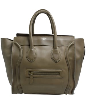 VINTAGE, UVP WIE NEU  
Die Micro Luggage Tote von Celine ist eine der beliebtesten Handtaschen der Welt. Diese Tote ist aus braunem Leder und grünem Canvas gefertigt. Sie verfügt über gerollte Oberhandgriffe, eine Front-Reißverschlusstasche und ein gut dimensioniertes Innenfach aus Leder, damit Sie Ihre Essentials transportieren können. Sagen Sie Hallo zu Ihrer neuen Lieblingshandtasche!

Celine Mini Luggage Tote aus braunem Leder  
Farbe: Braun  
Zustand: ausgezeichnet  
Abnutzungsspuren: Leichte Falten am Boden  
SKU: 147461 / NAPBKGBBA107218W  
Größe: Einheitsgröße  
Maße: Länge: 300 mm, Breite: 170 mm, Höhe: 290 mm  