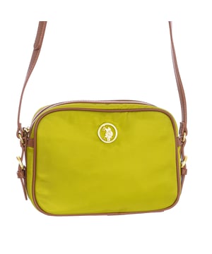 Bolso bandolera U.S. POLO ASSN.
Sintético.
Cierre con cremallera.
Bolsillo con cremallera en la parte trasera.
Interior frontal: Dos bolsillos abiertos.
Interior trasero: Un bolsillo con cremallera.
Correa ajustable.
Forro interior con estampado de la marca.
Logo de la marca en el frontal.
Costuras vistas a tono.
 Medidas: 24x17x8cm
 Composición: 70% Nylon, 30% Poliuretano
 Cuidados:
Limpiar con un paño húmedo.