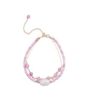 Pulsera ekhao de aleacion de metal y turmalina rosa con acabado en baño de oro amarillo de 18 quilates. Además de lograr estilismos para trotar por el mundo, los diseños de la línea de AFRICA Fantasia marcan la diferencia y consiguen que esa diferencia sea radical. Diseños realizados cuidadosamente a mano con piedras multicolor, turquesas y perlas, dan vida a unas sofisticadas joyas.  Su exotismo solo es comparable con su recato. Intuitiva, ponderada acierta cada vez que te lo pones y representa como pocas el carácter urbano más cosmopolita: BE AUTHENTIC (NOT) UNIQUE.