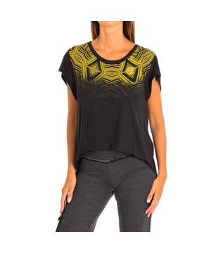 Camiseta Con Mangas Zumba. 
Color Negro
Clásica y versátil con un calce fácil. 
Cuello redondo. 
Gráfico en el frontal y la espalda con motivos de la marca.
Espalda con escote pronunciado.
El tejido suave proporciona un ajuste cómodo y favorecedor.
Costuras vistas a tono.

Composición:  50% Algodón, 50% Poliéster.

-Utilizar lavadora a temperatura máxima 30º .
-No utilizar secadora.
-Puede utilizar Lejía.
-No utilizar plancha.