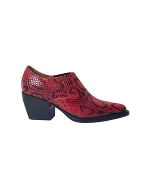 VINTAGE, UVP WIE NEU
Für einen outfitverbessernden Ansatz des neuen saisonalen Western-Trends entscheiden Sie sich für die Rylee Stiefeletten aus rotem Schlangenleder von Chloé. Auf dem Laufsteg der SS18 präsentiert, sind sie in Italien gefertigt und verfügen über eine spitz zulaufende Zehenform, einen schmeichelhaften tiefen Ausschnitt und robuste, hölzerne kubanische Absätze. Tragen Sie sie als auffälligen Akzent zu maßgeschneiderten Hosen.

Chloé Rylee Schlangenleder-Ankle Boots aus rotem Leder
Zustand: sehr gut
Material: Leder
Größe: 36,5
Tragespuren: leichte Abnutzung
SKU: 209751