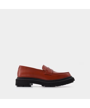 Adieu Mezcla de inspiración contemporánea e influencias retro, estos mocasines de suela gruesa de las colecciones de calzado son los nuevos básicos de fondo de armario. Póntelos con un blazer y unos pantalones ajustados para conseguir un look inspirado en los Mods de los años sesenta. Altura de la plataforma: 3,5 cm. Colores: rojo y óxido. Material principal: piel de ternero lisa. Material de la suela: caucho. Material del forro: cuero. Cierre: fácil de poner. Forma de la punta: redonda. Ajuste: fiel a la talla - Tallaje: europeo.