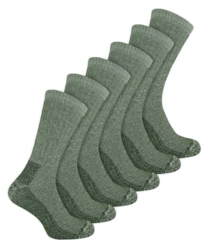 Geniet van het buitenleven in warmte, comfort en duurzaamheid met onze eigen wollen wandelsokken voor heren. Ga voor outdoorsokken die lang meegaan! Wordt geleverd in 6 paar per verpakking, waardoor ze veel waar voor hun geld bieden. Ten eerste kunnen prikkelbare voeten elke wandelervaring verpesten, of je nu blaren of koude voeten hebt, maar met deze wolrijke wandelsokken zul je zoiets niet ervaren. Deze sokken hebben een wolgehalte van 60% om je voeten de hele dag warm te houden, zeker ideaal voor winterse omstandigheden. Deze sokken hebben een verstevigde hiel en teen en ook een badstof voering die je voeten extra beschermt als je stap op ruw terrein. Een fijne teennaad draagt ​​ook bij aan het superieure comfort dat deze sokken de hele dag door aan je voeten bieden. Er zijn ook antimicrobiële technologieën in de sok verwerkt die zweetvoeten voorkomen, waardoor de kans op het ontstaan ​​van blaren en geurveroorzakende bacteriën wordt verkleind op je voeten. Als je van het buitenleven houdt en wandelen je favoriete bezigheid is, dan zijn deze sokken een must! Deze wollen wandelsokken voor heren zijn er in één maat: 39-45 EU, met 4 geweldige kleuren om uit te kiezen : Blauw, Bruin, Groen en Zwart. Ze zijn gemaakt van 60% wol, 38% polyamide, 2% elastaan ​​en zijn volledig machinewasbaar.