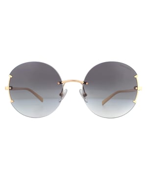 Las gafas de sol Tiffany TF3071 61093C Rubedo Gris Gradiente son un precioso diseño atemporal con lentes redondeadas clásicas y la T de Tiffany alrededor del borde exterior de la montura. Las patillas planas de metal llevan grabado el logotipo de Tiffany and CO y la punta en azul Tiffany.