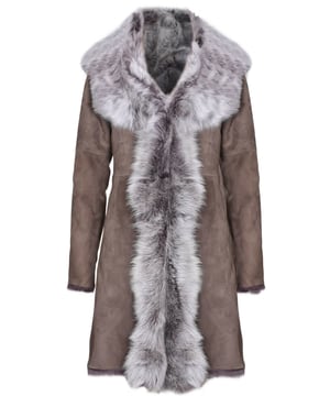 Diese schmal geschnittene Jacke ist ein Beweis für den luxuriösen Reiz von Schaffell und wird von unseren erfahrenen Handwerkern in unserer Londoner Fabrik hergestellt. Dieser Mantel ist in 8 unserer schönsten Farbvarianten erhältlich und zeichnet sich durch die großzügige Freilegung von Schaffell auf der Vorderseite für einen extravaganten und edlen Look aus. Diese Jacke hat ein taschenloses Finish und die Nähte an den Jackenkanten sind alle naturbelassen, um einen klassischen Look zu erzielen. Wir haben diese Jacke aus spanischer Toscana-Wolle gefertigt, die dafür bekannt ist, zu den weichsten und seidigsten Schaffellen zu gehören. Das Ergebnis ist eine Jacke, die in puncto Qualität unbestreitbar ist und in puncto Wärme und Komfort ihresgleichen sucht. Auf Anfrage können wir diese Jacke in jeder gewünschten Länge herstellen, um sicherzustellen, dass Sie dieses Stück in vollem Umfang genießen können. Bitte kontaktieren Sie uns per E-Mail. • Hergestellt aus hochwertigem, doppelseitigem Schaffell. • Dickes Schaffellfutter ist dafür bekannt, dass es Wärme und Komfort bietet. • Verfügt über einen luxuriösen Reverskragen, der mit Haken und Schlaufen befestigt wird. • Erhältlich in 8 verschiedenen Farben. • Sonderanfertigungen für verschiedene Jackenlängen sind auf Anfrage möglich