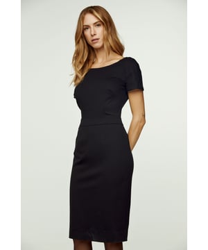 Este vestido negro tiene escote redondo y mangas casquillo. Presenta pinzas en el busto para un ajuste perfecto. Se cierra por detrás con una cremallera negra oculta. Tiene una abertura en la espalda. El vestido está forrado. La prenda llega a la rodilla y es entallada. 70%viscose-25%polyamid-5% elastane. Nuestra modelo mide 176 cm y lleva la talla 36/S. Medidas de la talla 36/S (en cm): Hombro -40, Pecho-41, Cintura-36, Bajo-42, Largo de las mangas-16, Largo del cuerpo-101. Accesorios no incluidos.