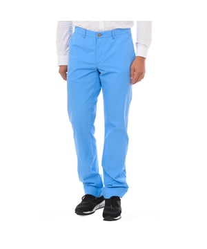 Pantalón Galvanni.
Cierre mediante boton.
Cremallera.
Dos bolsillos laterales y dos traseros.
Costuras vistas a tono.
Tejido suave.
 Composición: 97% Algodón, 3% Elastano
 Cuidados:
Lavar maximo a 30º.
-No usar lejía.
-No lavar en seco.
-Admite plancha.