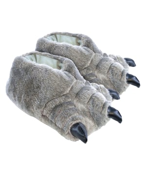 Deja que tu hijo juegue a fingir con estas escalofriantes zapatillas de monstruo. Acabadas con tres garras acolchadas en cada zapatilla, tu pequeño Monstruo disfrutará trotando por casa con estas zapatillas suaves y acogedoras. También cuentan con puntos de agarre en la parte inferior de la zapatilla para una mejor fricción en suelos de interior. Estas zapatillas son fáciles de calzar, lo que las hace accesibles para todas las edades. Están disponibles en gris y marrón.