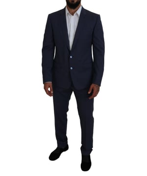 Marca: Dolce & Gabbana  
Color: Azul  
Modelo: MARTINI  
Estilo: Traje de dos piezas de corte sencillo  
Cierre: Cierre de dos botones  
Ajuste: Ajuste ajustado  
Bolsillos: Dos bolsillos interiores  
Abertura: Abertura sencilla en la parte posterior  
Cierre de pantalón: Cierre de cremallera de 3 vías  
Origen: Hecho en Italia  
Material: 97% Lana 3% Elastano  
Forro: 46% Rayón 29% Acetato 25% Cuper