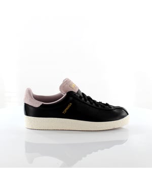 De adidas Originals Topanga neemt ons mee terug naar de jaren 1970. Dit is echter niet zo voor de hand liggend, want het model dat in 1970 voor het eerst werd uitgebracht heette oorspronkelijk Adidas California en maakte deel uit van de "city-serie". Oorspronkelijk waren de schoenen bedoeld voor algemene training.
Kenmerkend voor dit model is een eenvoudige, getextureerde zool, zigzag afwerkdetails op het bovenwerk en een extra overlay aan de voorkant van de schoen. adidas Topanga clean is een versie waarbij in plaats van de traditionele zigzag strepen geperforeerde strepen verschenen.
De adidas Topanga herensneaker heeft een bovenwerk van natuurlijk leer.
De bovenkant van de tong en het element op de hiel zijn uitgevoerd in contrasterende kleuren.
De tong en zijkant zijn versierd met gouden merkopdrukken.
Binnenin zit een uitneembare voering, voering van textiel en de kraag en tong zijn gevoerd met synthetisch leer.
Het geheel is gebaseerd op een tractie, volledig rubberen zool.