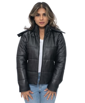 Manténgase cómoda y con estilo con nuestra chaqueta acolchada con capucha de cuero para mujer. Confeccionada en cuero napa suave y flexible, esta chaqueta ofrece una sensación lujosa y una durabilidad duradera. Cuenta con cremalleras YKK para una funcionalidad suave y confiable. Con dos bolsillos exteriores en la cintura y dos bolsillos en el forro, tiene amplias opciones de almacenamiento para sus elementos esenciales. El diseño acolchado y aislante proporciona una excelente calidez y comodidad en climas más fríos. La capucha desmontable ofrece versatilidad, lo que le permite adaptarse a las condiciones cambiantes. El cuello alto agrega un toque de elegancia al aspecto general. Salga con confianza con nuestra chaqueta acolchada con capucha de cuero para mujer, que combina moda, funcionalidad y calidad superior. Características de diseño: • Construcción de cuero napa suave y flexible para una sensación lujosa • Diseño acolchado y aislante para una calidez y comodidad excepcionales • Capucha desmontable para opciones de estilo versátiles • Cuello alto para mayor elegancia y protección contra los elementos • Cremalleras YKK para una funcionalidad suave y confiable.