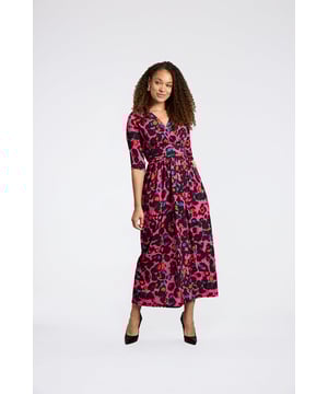 Divertido, coquetón y fluido: Este vestido está hecho para las almas libres. Cortado de un tejido ligero y sostenible, este vestido maxi es ultra versátil y perfecto para todas las ocasiones. El hermoso estampado, el corte imperio y la silueta fluida se combinan para aportar una sensación de facilidad al vestido. Vístelo con tacones para tu próxima fiesta o combínalo con botas para un estilo relajado de otoño-invierno.

95% Poliéster, 5% Elastano

Lavado a máquina a 40°