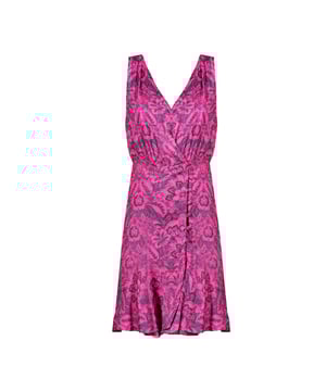 El vestido de sobre es la quintaesencia de la elegancia y feminidad, perfecto para diversas ocasiones, desde reuniones de negocios hasta cenas románticas.

Además, se cierra con botones recubiertos, que son no solo un elemento práctico, sino también decorativo, resaltando el carácter único de esta creación.

Con un delicado fruncido en los hombros, el vestido adquiere una estructura sutil, lo que le añade ligereza y una apariencia moderna, haciendo que te sientas especial y con estilo.

Hecho de tela de alta calidad, asegura comodidad al usarlo durante todo el día, así como garantiza que el vestido te servirá durante muchas temporadas, manteniendo su aspecto impecable.