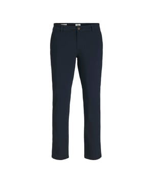 Pantalones chinos para hombre de la marca Jack & Jones. Los pantalones están confeccionados en algodón y elastano de alta calidad. El corte entallado, combinado con el elastano, garantiza que el pantalón tenga mucha elasticidad y, por lo tanto, un bonito ajuste ceñido.  Marca: Jack & JonesNombre del modelo: Bolton Bowie Slim Fit ChinoCategoría: chinos para hombreComponentes: algodón, elastanoColor: azul