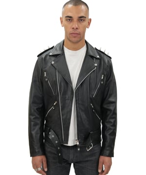 Deze jas is een voorbeeld van de spirit van rockstar-motorrijders en legt de essentie vast van wat het betekent om echt vrij te leven. De jas wordt geaccentueerd met puntige epauletten en is voorzien van een niet gecentreerde YKK-ritssluiting. Het stoere gevoel van de jas wordt benadrukt door de vier schuine ritszakken aan de voorkant van de jas met extra opbergvakken in de voering voor dagelijks gemak. De stijlvolle look van het jasje wordt gecompleteerd door brede revers, handschoenmanchetten met ritssluiting en een tailleriem, die er allemaal toe bijdragen dat dit een opvallend kledingstuk wordt. • Jack van premium koeienhuid in de klassieke Brando-stijl • Handschoenmanchetten met ritssluiting • Comfortabel nauwsluitend ontwerp • Asymmetrische YKK-ritssluiting aan de voorkant • Schouderepauletten met puntige punten • Verstelbare tailleriem • Schuine buitenzakken met ritssluiting • Zakken geïntegreerd in de voering van de jas • Brede revers met studs