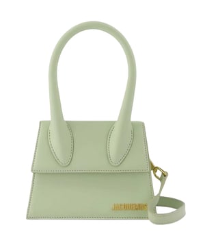 Deze tas van Jacquemus is het perfecte accessoire voor degenen die een klassiek tintje willen toevoegen aan hun dagelijkse look, Jacquemus groene tas, gespsluiting, gemaakt in Italie, 100% leer, effen lichtgroene tas, de Chiquito Moyen tas, kleine tas