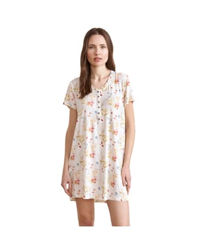 J&J Brothers nachtjapon met korte mouwen.
 V-hals met knoopsluiting.
 Bloemenprint.
 Naden in toon zichtbaar.
 Samenstelling: 95% modal, 5% elastaan
 Onderhoud:
Wassen op maximale temperatuur 30º.
 Strijken op lage temperatuur.
 Geen bleekmiddel gebruiken.
 Niet in de droger.
 Niet chemisch reinigen.