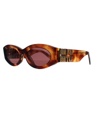 Las gafas de sol Miu Miu Oval para mujer en tabaco a rayas y violeta oscuro MU11WS cuentan con una elegante montura ovalada, meticulosamente fabricada en acetato de alta calidad, que ofrece un uso ligero y duradero. Las lentes brindan una protección UV inigualable, asegurando que tus ojos estén protegidos con estilo. Con el icónico logo de Miu Miu en las patillas, las gafas MU11WS irradian sofisticación y lujo. Perfectas para quienes aprecian la estética clásica con un toque moderno, estas gafas de sol son un accesorio esencial para cualquier conjunto chic.