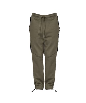 Este diseño ajustado realzará perfectamente tu figura, asegurando comodidad para llevar todo el día.
En la cintura, una amplia goma garantiza que los pantalones se ajusten bien, y adicionalmente, son ajustables con un cordón para un ajuste perfecto a tu figura.
Las piernas ligeramente estrechas dan a los pantalones un aspecto moderno y estiloso, que combina bien con diferentes tipos de calzado.
La cintura media es extremadamente cómoda y versátil, adecuada para muchas diferentes estilizaciones para cualquier ocasión.
Los bolsillos laterales son no solo prácticos, sino que también añaden un carácter casual a los pantalones.
Las piernas terminadas con puños son un detalle de moda que facilita el ajuste del largo de los pantalones a la altura y el estilo preferido.
En la pierna izquierda, un parche con el logo de la marca informa sutilmente sobre la alta calidad del producto, siendo al mismo tiempo un elemento decorativo discreto.
Realizados en tela de alta calidad, estos pantalones te proporcionarán durabilidad y resistencia, incluso con uso frecuente.