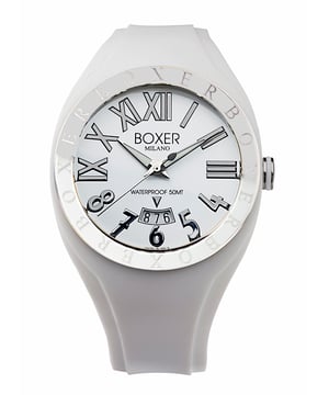Boxer es la creación más divertida e imaginativa que ha surgido de la mente de Fulvio Locci. Este talentoso diseñador de relojes, que fundó las populares marcas Montres De Luxe y Avio Milano, quería llevar su amor por el color y la creatividad a un nivel completamente nuevo con un nuevo y emocionante reloj que ejemplifica lo mejor del diseño italiano moderno. ¡Boxer es pura diversión! Este innovador reloj continúa el uso característico de Fulvio Locci de detalles elegantes y uso innovador de materiales. Lo primero que llama la atención de un reloj Boxer es que la colorida caja de silicona es intercambiable. Literalmente puedes usar un color diferente en tu muñeca todos los días de la semana si lo deseas. Este divertido reloj unisex está disponible con dos diseños de bisel diferentes: acero con el logotipo de Boxer o engastado con 45 preciosos cristales de circonio. El reloj cuenta con una corona especial de silicona de color “suave al tacto”. Compre relojes Boxer Milano El reloj de 40 mm está disponible en diez vibrantes colores de caja diferentes, cada uno con una esfera coordinada en color a juego. Dado que el estuche es intercambiable, puedes crear fácilmente tus propios diseños mezclando y combinando colores. Un cristal mineral duradero protege la elegante esfera, que cuenta con una ventana de fecha extra grande a las 6 en punto para una fácil visibilidad e incorpora números romanos y arábigos en su diseño único.