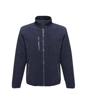 100% Polyester Waterdicht en ademend fleece Duurzaam waterafstotend voering met getapete naden en binnenste stormflap Anti pluis fleece 2 onderste zakken met rits en binnenzak met rits.
