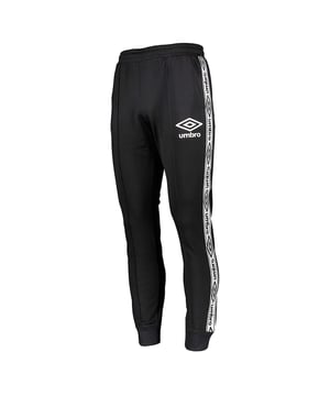 De Umbro Taped Men's Black Track Pants is een stijlvolle en comfortabele keuze voor zowel sportieve activiteiten als vrijetijdskleding. Deze trainingsbroek combineert functionaliteit en mode, zodat je met gemak kunt bewegen terwijl je een strakke en sportieve look behoudt.

Deze trainingsbroek is gemaakt van hoogwaardige materialen en voelt zacht en comfortabel aan op de huid. De stof is duurzaam en ademend, voor optimaal comfort en ademend vermogen tijdens de training of dagelijkse activiteiten.

Opvallend aan deze trainingsbroek zijn de afgezette details langs de zijkanten. De tape-accenten voegen een vleugje stijl en visuele interesse toe en verbeteren het algehele ontwerp. Ze geven ook een knipoog naar het sportieve erfgoed van Umbro en geven de broek een dynamische en atletische look.

Met een elastische tailleband en verstelbaar trekkoord biedt deze trainingsbroek een stevige en aanpasbare pasvorm. De geribde boorden zorgen ervoor dat de broek op zijn plaats blijft, zodat je onbeperkt kunt bewegen.

Of je nu gaat sporten, hardlopen of gewoon lekker luieren, de Umbro Taped Men's Black Track Pants is een veelzijdige keuze die comfort en stijl combineert. De combinatie van kwaliteitsconstructie, comfortabele pasvorm en modieus ontwerp maakt ze een betrouwbare en trendy toevoeging aan je garderobe. Geef je atletische stijl een boost met deze strakke en sportieve trainingsbroek van Umbro.
