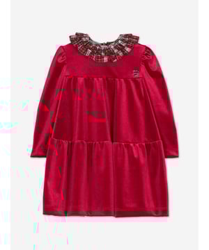 Monnalisa weave beautiful high quality materials with traditional archives. This baby girls dress in red embodies the Italian label's preference for Victorian-inspired fashion via a romantic perspective. Made in a soft fabric. It showcases a removable tartan collar with ruffles, a tiered structure, and the signature metallic heart-shaped logo.‚ Made in Italy‚ Back Zip‚ Main Fabric: 90% Polyester, 10% Elastane / Spandex; Main Lining: 60% Viscose / Rayon, 40% Cotton