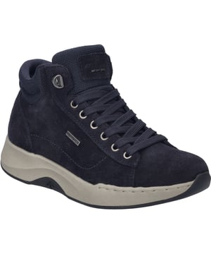Mit dem Elli 51 in der Farbe Ocean präsentiert JOSEF SEIBEL einen Sneaker, der die Brücke zwischen traditioneller Handwerkskunst und modernem Freizeitlook für Damen schlägt. Dieses Modell ist ein Paradebeispiel für die Philosophie von JOSEF SEIBEL, die auf Langlebigkeit und das Wohlbefinden der Füße ausgerichtet ist und sich bewusst von der schnelllebigen Modeindustrie abhebt. Der Sneaker kombiniert hochwertiges Veloursleder vom Rind mit Textil, was ihm eine edle Note verleiht, während die mehrfarbige Sohle aus EVA und Gummi neben Flexibilität und Strapazierfähigkeit auch für einen leichten, angenehmen Gang sorgt. Die leicht strukturierte Sohle garantiert dabei sicheren Halt auf verschiedenen Untergründen. Dank der innovativen I Go Dynamic Kollektion, zu der dieser Schuh gehört, genießt du sowohl erstklassigen Laufkomfort durch die Arch Support Technologie als auch die Möglichkeit, das weiche und unterstützende Wechselfußbett nach Belieben auszuwechseln, um individuellen orthopädischen Anforderungen gerecht zu werden. Durch die Strobel Machart erhält der Elli 51 zusätzliche Stabilität, was ihn zum idealen Begleiter für vielfältige Outdoor-Aktivitäten macht, sei es ein Spaziergang durch die Stadt oder ein entspannter Tag im Park. Die Schnürung ermöglicht eine individuelle Anpassung an den Fuß, während die wasserabweisende Eigenschaft des Schuhs sicherstellt, dass deine Füße auch bei unbeständigem Wetter trocken bleiben. JOSEF SEIBEL setzt mit dem Elli 51 auf ein durchdachtes Design, das nicht nur durch seine optische Anziehungskraft, sondern auch durch praktische Merkmale überzeugt. Ein Schuh, der zeigt, dass maximaler Gehkomfort und ein bewusster Umgang mit Ressourcen Hand in Hand gehen können.