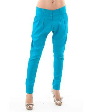 Si buscas un look más atrevido con matices clásicos, prueba este pantalón harén a medida. La cintura ancha y los pliegues realzan su silueta holgada. Combínalo con un top de hombros caídos para completar el conjunto. Cierre con doble botón y bragueta oculta. Trabillas. La modelo mide 178 cm y lleva la talla 36/S.