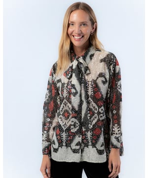 La Blusa Silvia Estampada es perfecta para cualquier evento especial. Con su elegante diseño de lentejuelas y estampado único, añade un toque sofisticado a tu vestuario. Ideal para combinar con pantalones oscuros y accesorios discretos para un look moderno y chic.
 
 
 
 Camisa holgada con cuello solapa.
 
 Cierre frontal con botones.
 
 Manga larga acabada en puño.
 
 Tejido multicolor estampado abstracto.
