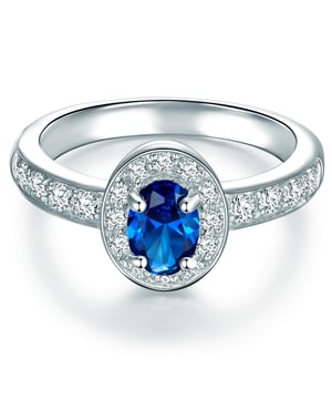 Anyone looking for an extraordinary engagement ring will love this exclusive entourage ring of the 1934 manufactory. The focus is on the blue zirconia, which is modeled on a sapphire, a ring -shaped comprises of smaller zirconia stones. The half -made ring rail also sparkles in a wreath of zirconia. The brilliant cut of the popular jewelry stones ensures a fascinating glitter that can hardly be distinguished from real diamonds with the naked eye. Guarantees an eye -catcher and a ring that brings a decent portion of glamor into the jewelry box even after the wedding!
