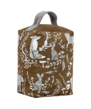 As this lovely stop holds open your door, explore our snug and delicate perspective on the charm of woodland creatures. Hand-drawn bunnies, foxes and bears stand among the delicate flowers on an earthy background. A perfect finishing touch for a rustic-themed room.