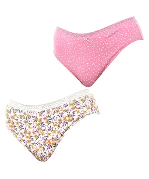Pack x 2 Braguitas Brislip Coquette Daisypois - Janira.

El Pack x 2 Braguitas Brislip Coquette de Janira es perfecto para aquellas que buscan estilo y comodidad en su día a día. 

Este pack incluye dos bragas de corte brislip, presentadas en diferentes colores y estampados para variar tu look según el momento.

Las braguitas cuentan con una delicada blonda elástica en la cintura que no solo añade un toque femenino, sino que también asegura un ajuste cómodo y flexible. El detalle de lacito en el centro le aporta un acabado coqueto y elegante.

Fabricadas con algodón de alta calidad, estas braguitas se adaptan perfectamente a tu cuerpo, brindando suavidad y transpirabilidad. El tejido natural permite una sensación de frescura y confort durante todo el día, haciendo que sean ideales para el uso diario.

Este pack de braguitas brislip de Janira es ideal para mujeres que buscan comodidad, suavidad y un toque coqueto, con la garantía de la frescura del algodón.
 Composición: 95% Algodón, 5% Elastano
 Cuidados:
- Lavar a mano o en ciclo delicado.
- Utilizar detergente suave.
- No usar lejía.
- Secar al aire.
- No planchar.