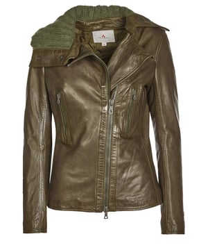 100% charol; chaqueta peuterey; Modelo: PED302799011237 690; Mano de obra de alta calidad; 100% charol; cuello con inserción de lana; 2 bolsillos laterales en el pecho; Doble cremallera; Detalles del logotipo de Peuterey.