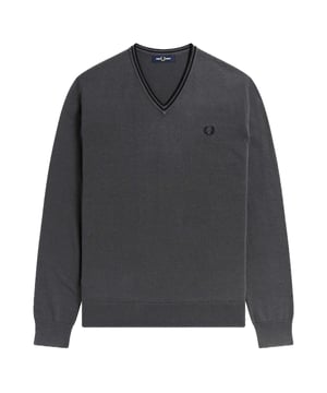 Spécifications : Pull col V en laine mérinos mélangée à un coton. Le vêtement présente le motif à double rayure sur le col et le logo brodé sur le devant. Convient pour tous les jours Coupe : Regular Le mannequin porte une taille : M Taille du mannequin : 180 cm