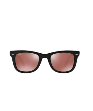 Elegantes gafas de sol unisex de Ray-Ban que combinan estilo y practicidad en un diseño moderno y funcional. 

Con una montura de nailon de alta calidad, son ligeras, resistentes y cómodas para el uso diario. 

Las lentes, en un tono atractivo, proporcionan protección UV 100%, cuidando los ojos de los efectos dañinos de los rayos solares. 

Su diseño plegable añade un plus de conveniencia, permitiendo guardarlas fácilmente en cualquier espacio sin riesgo de daño. 

Cuentan con el icónico logotipo de la marca grabado en una de las lentes y en las patillas, añadiendo un toque de autenticidad.

Incluyen un estuche de protección y un paño de limpieza, asegurando que se mantengan en perfecto estado y listas para cualquier ocasión.
 Medidas: Alto lente: 39 mm, Ancho lente: 50 mm, Puente: 10 mm, Patillas: 140 mm
 Composición: Nylon
 Cuidados:
- Lavar solo con agua o, si fuese necesario, un jabón suave.
- Secar con el paño suave para evitar rayaduras.
- Evitar el contacto con superficies rigurosas o líquidos abrasivos.