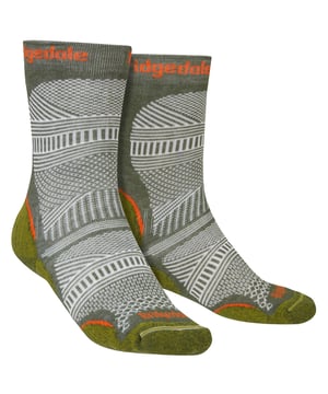 Bridgedale - Men's Ultra Light Coolmax Performance SocksEl calcetín acolchado ultraligero sin lana es un calcetín de muy alto rendimiento para aventuras en climas cálidos. El calcetín Hike Ultra Light T2 Coolmax® Performance Sock asegura que tus pies se mantengan frescos, cómodos y secos en climas cálidos.El avanzado acolchado zonal T2 de ingeniería proporciona una micro amortiguación ligera para mayor comodidad con una retención mínima del calor, mientras que la estructura de malla abierta favorece un fácil transporte de la humedad lejos del pie.La tecnología Coolmax® Performance Fusion proporciona una excelente evacuación de la humedad, un acolchado resistente T2 bajo el pie junto con la durabilidad que esperarías de Bridgedale.La longitud de la bota permite que la humedad salga del calzado y se evapore alrededor de la pierna y el puño, mientras que el ajuste Performance es ceñido, ofrece sujeción y no se desliza ni se amontona en el calzado. La costura plana de la puntera minimiza la zona de los dedos y el calcetín se mantiene en su sitio con un arco elástico y una talonera con forma 3D. Construido sobre una estructura de Lycra® y fijado mediante nuestro proceso ThermoFit, este calcetín recupera su forma y tamaño originales después de cada lavado. Esta es la elección ideal para caminantes, excursionistas y viajeros que buscan comodidad en climas cálidos y calurosos.Estos calcetines están hechos de 55% Nylon / Poliamida, 43% Coolmax® / Poliéster, 2% LYCRA® / Elastano y vienen en 2 colores diferentes: Grafito y Verde. Están disponibles en 3 tallas: Medium (6-8.5 UK), Large (9-11.5 UK), X-Large (12+ UK) y son lavables a máquina.Extra Product DetailsBridgedale Men's Coolmax SocksPerformance FitUltra Light DesignFlat Toe SeamsCrew Boot LengthGreat For HikingMoisture WickingNatural Toe SpreadOverfoot VentilationPerfect For SummerT2 AntiShock CushioningElasticated Arch3 Sizes AvailableMachine Washable