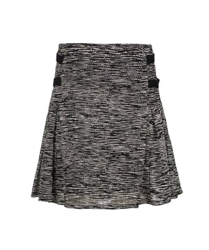 Esta falda de estilo skater en blanco y negro está confeccionada en tejido de punto. Se cierra con una cremallera oculta en la parte posterior y tiene detalles de cinta negra de contraste en los lados. La falda está forrada.