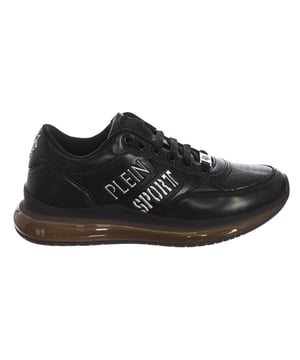 Plein Sport sportschoenen.
 Halfhoge sportschoenen, ideaal voor dagelijks gebruik.
 Comfortabele en ademende stof.
 Merklogo gegraveerd op de achterkant.
 Badge op de tong.
 Merknaam op de zijkant.
 Verstelbaar met veters.
 Naden in toon zichtbaar.
 Samenstelling: Buitenkant: Synthetisch; Binnenkant: Textiel+leer; Zool: Synthetisch
 Onderhoud:
Reinigen met een vochtige doek.
