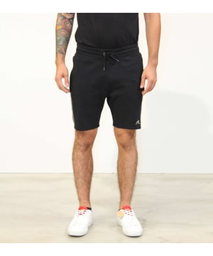 Especificaciones: Pantalón corto deportivo con inserciones laterales en contraste, parche con el logo laminado en la pierna, cintura elástica y cordón Ajuste: Normal El modelo lleva una talla: M Altura del modelo: 175 cm